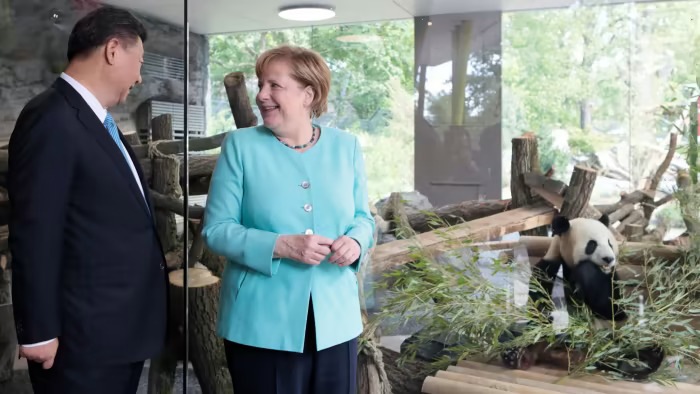 Diplomacia do Panda
Angela Merkel e Xi Jinping attend em uma visita aos pandas Meng Meng e Jiao Qing no Zoológico de Berlim. 
Imagem: Reuters